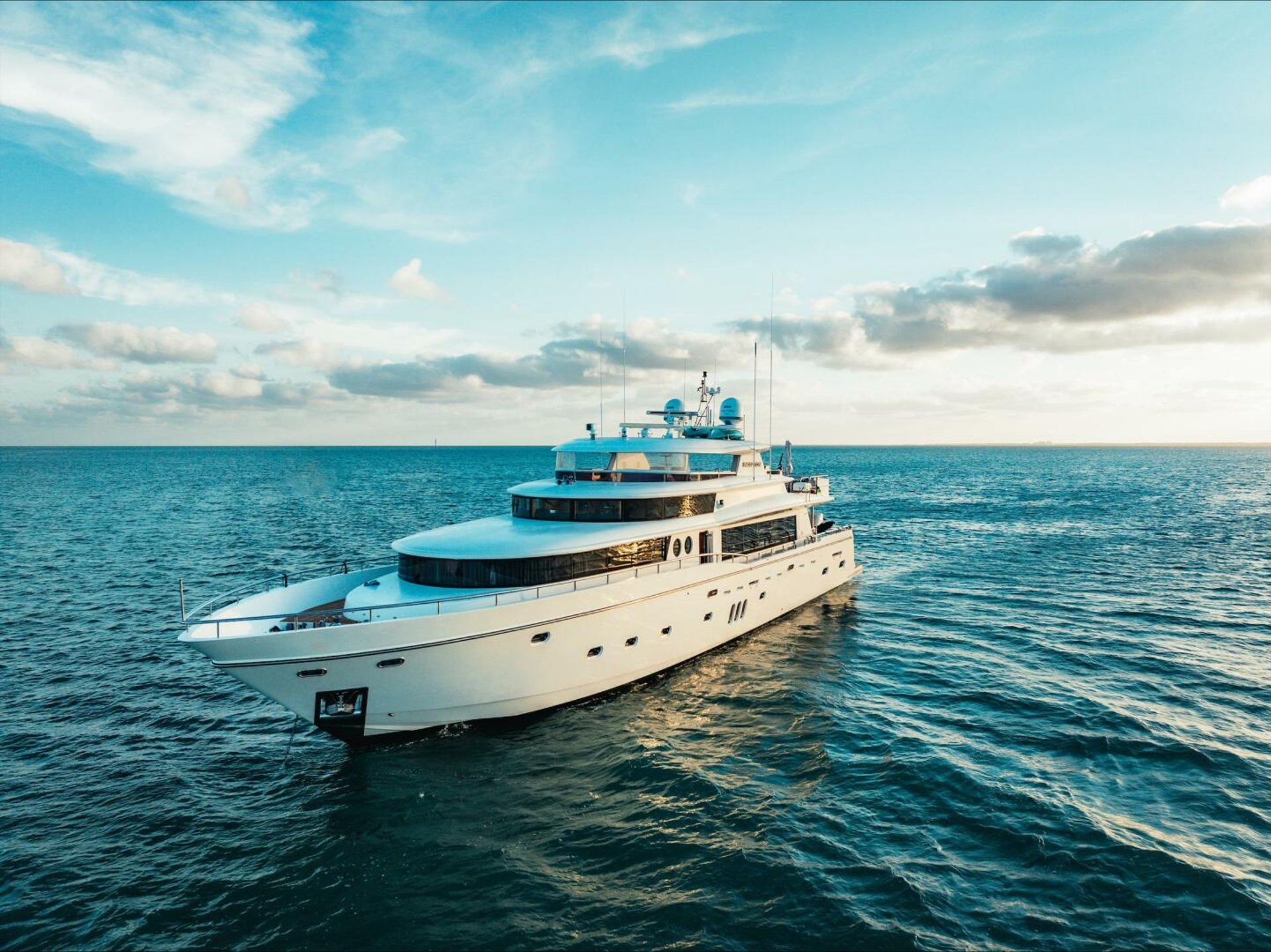 Johnson 105 motor yacht Inception at anchor
