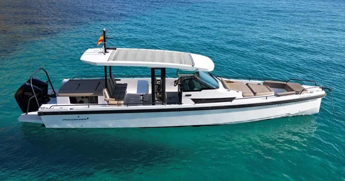 Axopar 37 deck and helm layout